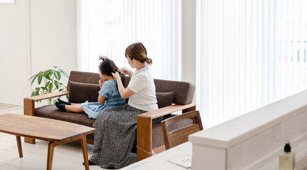 屋内で過ごす親子の写真