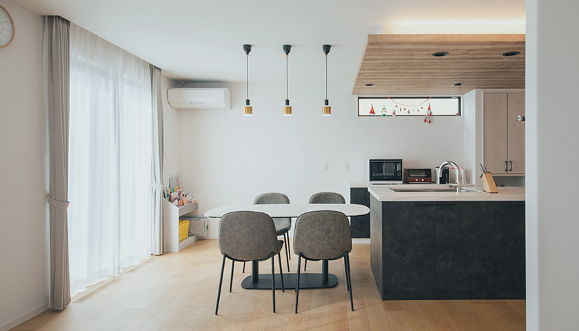 リビングで過ごす家族の写真