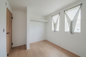 居室収納のハンガーパイプ付き枕棚