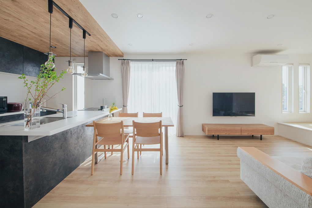 広々とした明るいリビングの写真